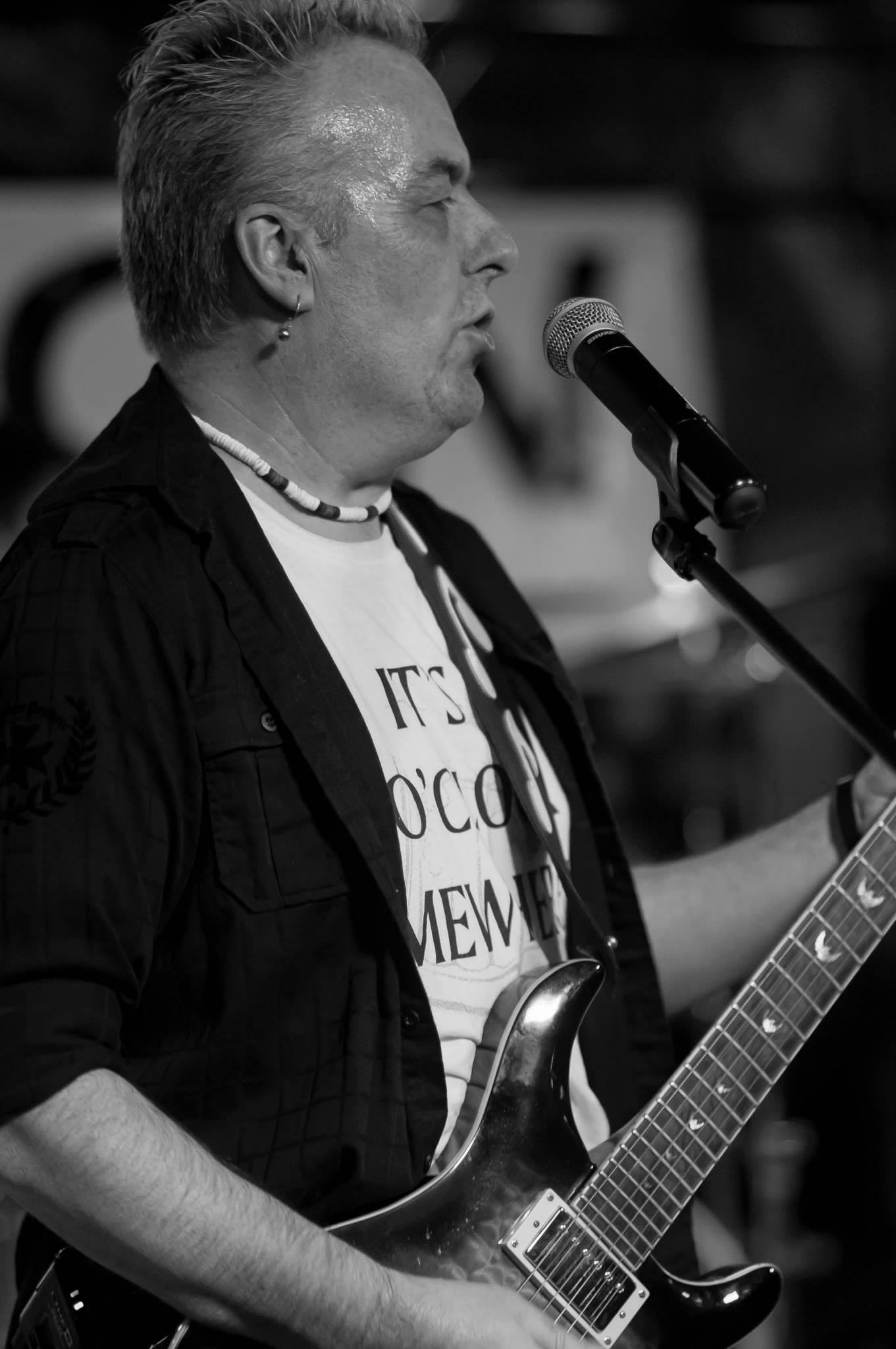 Axel Brown - Guitar/Vocals